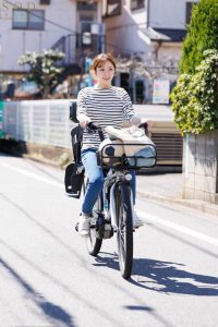 青空ひかり｜保育園送迎中の人妻が長男のコーチと不倫NTR、絶倫ママチャリ妻の中出しセックス （1start00153）動画レビュー