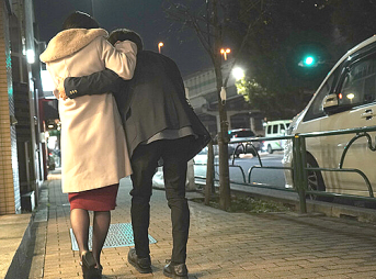 人妻教師と元教え子 教え子との同窓会で事件が起きた!今や立派に成人した教え子と一夜を共にしたNTRパコで人妻教師に中出し!奥田咲