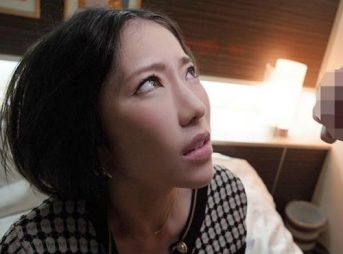 セレブ妻転落NTR記録 元金持ち人妻がコンビニでバイトを始めたら、キモい店長に2時間も犯されイカされた件　七海ティナ