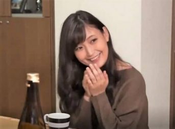 コタツで蒸れた股間を夫以外の男に弄られ、密かに欲情する美熟女