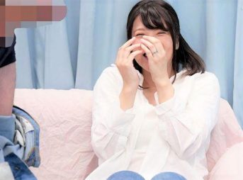 【マジックミラー号】妻にマンコへの挿入を許さない巨根の男に、心優しい子持ちの母親が素股を提供。たまらなくなった彼女は、自ら騎乗位になって大量にイキまくる！連続中出し！