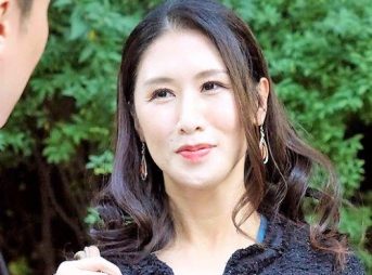 おかげさまでシリーズ第28弾。今回も一流セレブ美熟女が登場！ボディラインがそそる美魔女、スレンダーな美人妻、豊満な巨乳エロ妻、おしとやかに見えるけど大胆すぎるエロ妻が登場します。セレブでありながら、夫とはセックスレス。その欲求不満を埋めるため、一人遊びをし、心の隙をついて寂しい奥様たちの欲望を解消していくのです。