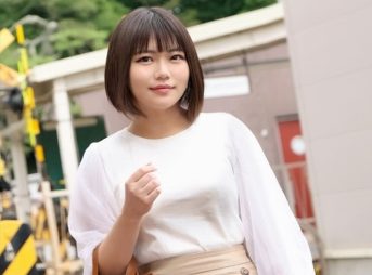 夫とカフェを営む人懐っこい笑顔の名物妻 小林沙良 29歳 AV DEBUT