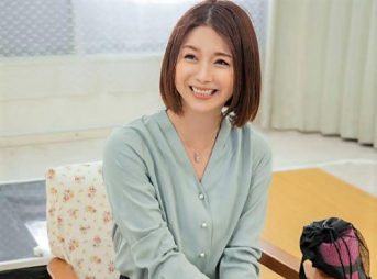 人妻の潮狩り、全身の潮を抜く大作戦！夫とのセックスレスの相談に来た人妻が、「100万円で体中の潮を抜く！」作戦に挑戦。 機械バイブでアソコを貫かれ、失禁してイクと潮が漏れる素人妻が巨根で中出し！合計12発！