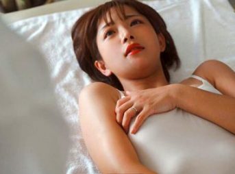 犯される妻が見たい。夫が仕込んだ絶倫マッサージ師に無理やりイカされ、犯される姿を盗撮された美人妻。紗倉まな