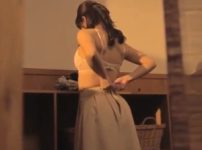 家族旅行にやって来た先で娘婿が嫁の母の艶めかしい入浴姿を目撃してしまい我慢できず襲ってしまい義母を夜這い本生孕ませ！