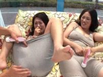 マキシワンピの奥様たちを連れ込んで破廉恥なマッサージ！服の上から愛撫されてマキシワンピにエッチなお漏らし染みができる！