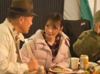 ※NTR※町内会のキャンプで愛する妻が寝取られる！BBQで泥酔させられてテントでスケベ親父に寝込みを襲われて夜這いされる！