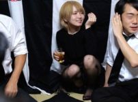 法事で再会した同級生に泥酔させられレ〇プされる金髪ぎゃる！酔わされたぎゃる妻が回されて乱痴気なか出し ダブルピースでスマホ撮影される