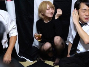 法事で再会した同級生に泥酔させられレ〇プされる金髪ぎゃる！酔わされたぎゃる妻が回されて乱痴気なか出し ダブルピースでスマホ撮影される